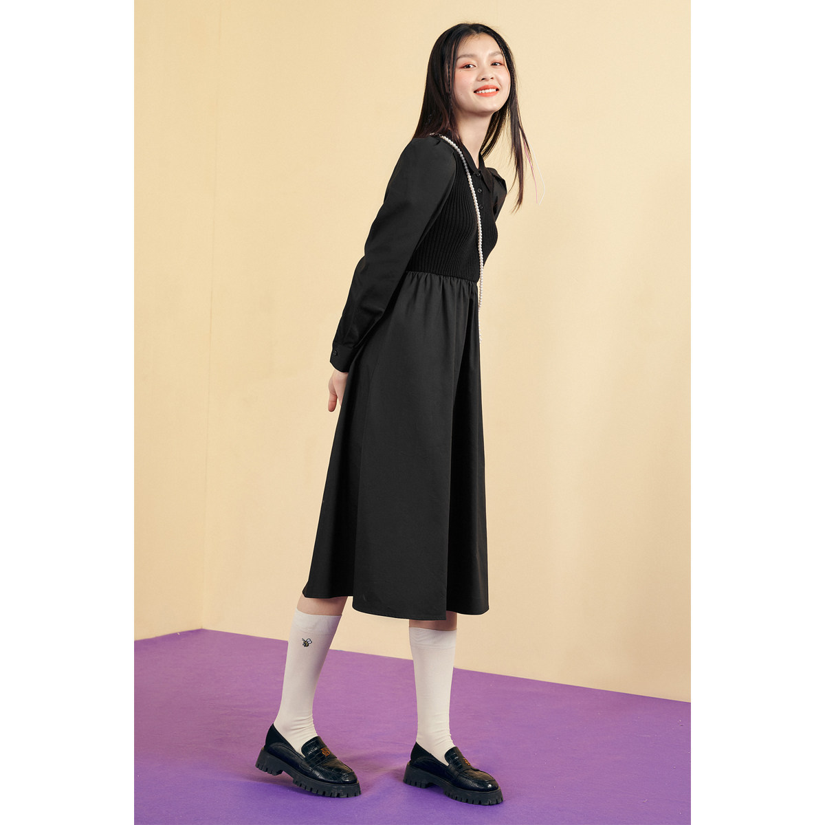 太平鸟黑色polo领收腰压褶连衣裙 太平鸟连衣裙