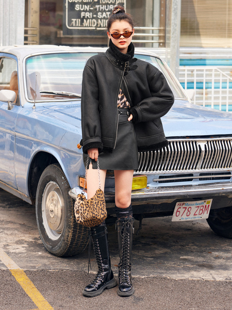 太平鸟翻领机车2020秋季新款皮衣 太平鸟短外套