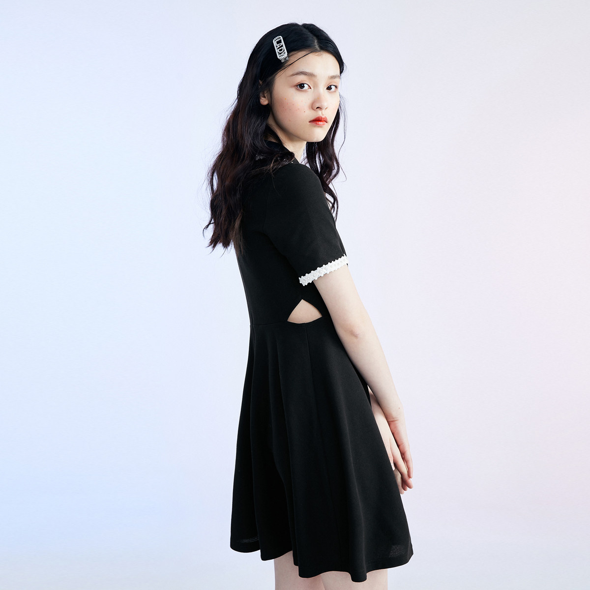 太平鸟小黑裙翻领短袖收腰连衣裙 太平鸟连衣裙