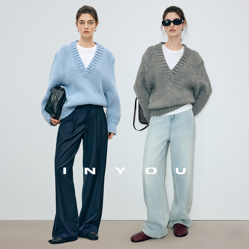 因由 新款保暖厚实手工粗棒针感廓形慵懒感时髦V领针织衫毛衣女 - 图1