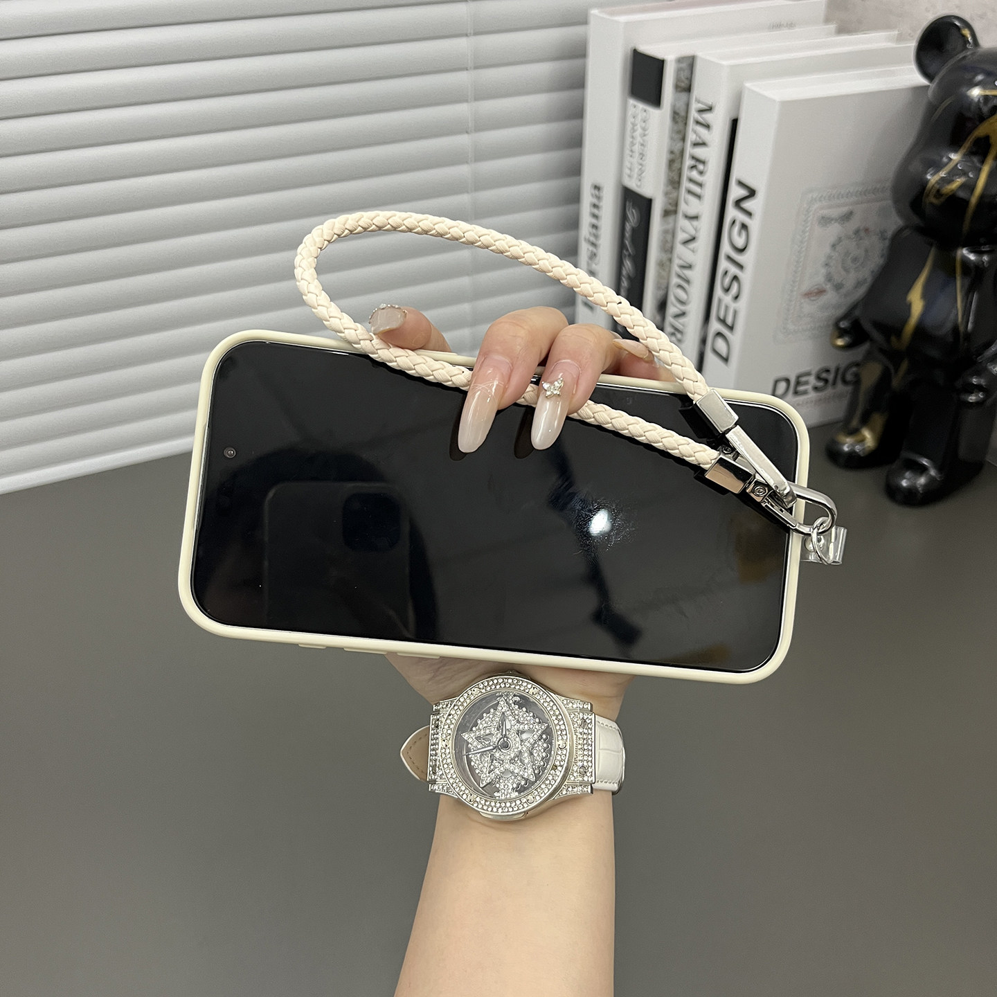 三只鱼【时尚荔枝皮纹米白色手提绳】适用苹果17/16/15promax手机壳新款ipone镜头膜简约防摔全包保护套男女,淘宝优惠券,粉丝福利购,淘宝优惠卷