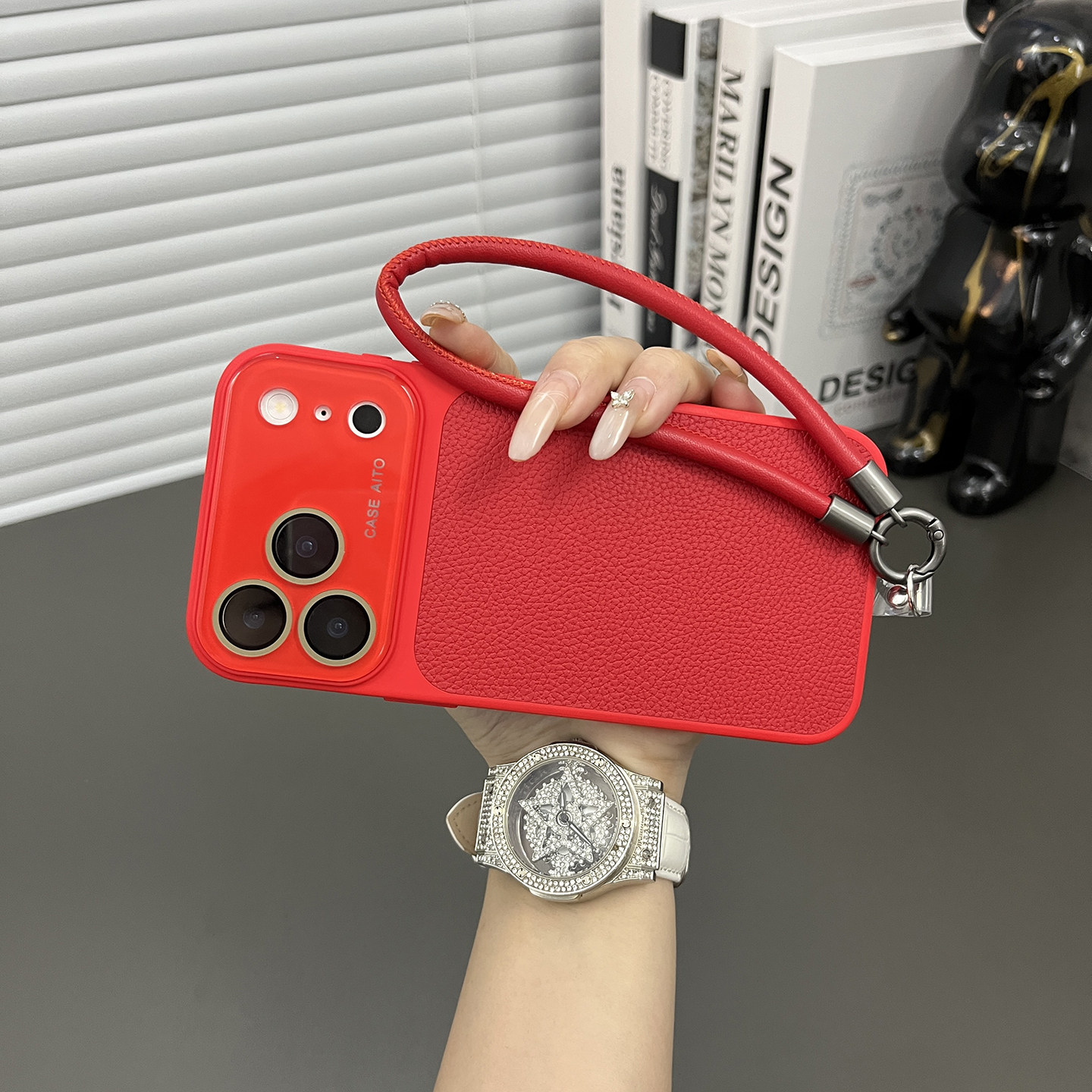 三只鱼【个性荔枝皮纹瑞红色手提绳】适用苹果17/16/15promax手机壳新款ipone镜头膜商务防摔全包保护套男女,淘宝优惠券,粉丝福利购,淘宝优惠卷