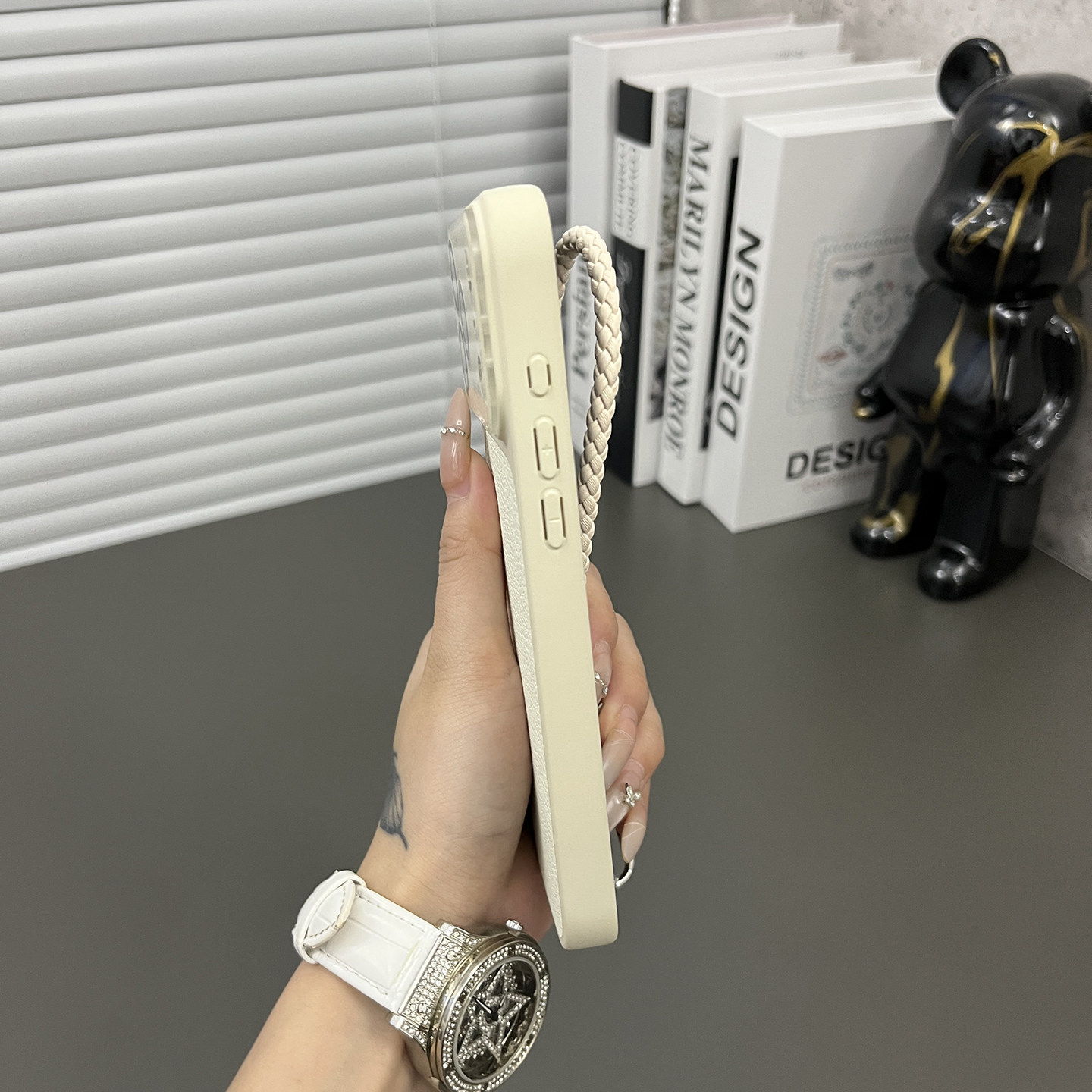 三只鱼【时尚荔枝皮纹米白色手提绳】适用苹果17/16/15promax手机壳新款ipone镜头膜简约防摔全包保护套男女,淘宝优惠券,粉丝福利购,淘宝优惠卷