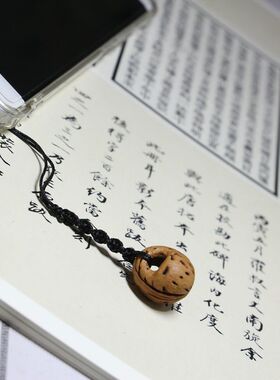 手工雕刻手机链野毛桃核编织绳