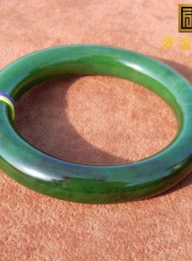 和田玉珍稀绿色名品玉上上品红皮辣阳绿碧玉籽料57mm圆条手镯O8