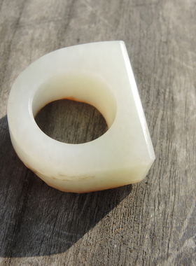 俄珍稀俏色红皮淡黄玉籽料扳指