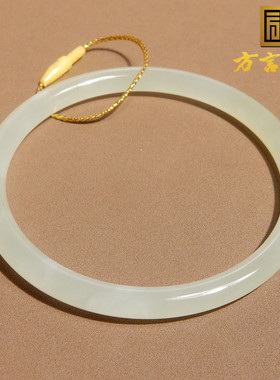 和田玉手镯有独特的色泽和质感