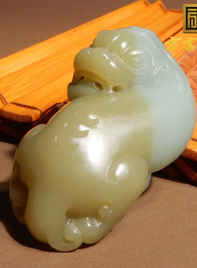 精品方言和田玉佩戴新疆且末老坑料蓝色基调带糖貔貅把件摆件s13