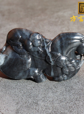 震惊方言和田玉新疆聚墨一线天青花籽料留皮孔马上封侯手把摆件A8