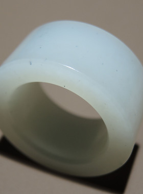 炸了方言和田玉新疆玉龙河羊脂白玉老熟点墨青花籽料21mm扳指S