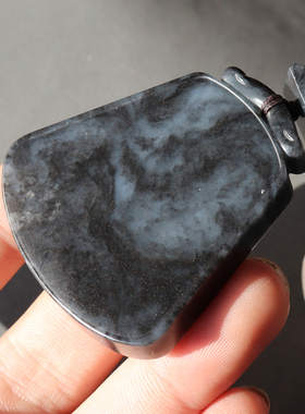 方言和田玉佩戴级新疆老熟黑白分明青花籽料山水意境牌子玉吊坠A8