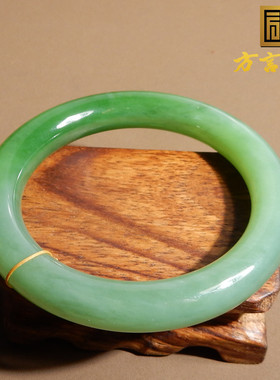 俄罗斯老坑碧玉粉阳绿55mm手镯