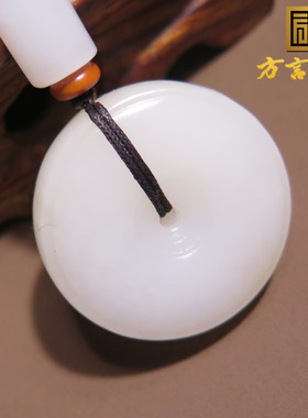 惊呆了方言和田玉精品收藏级新疆且末料糖羊脂白玉平安扣吊坠X5