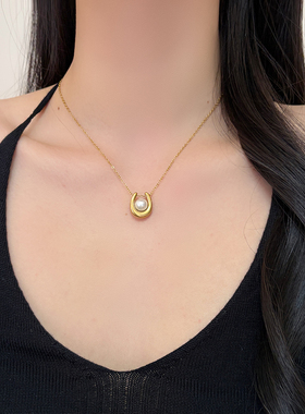 金色马蹄珍珠钛钢锁骨链女轻奢