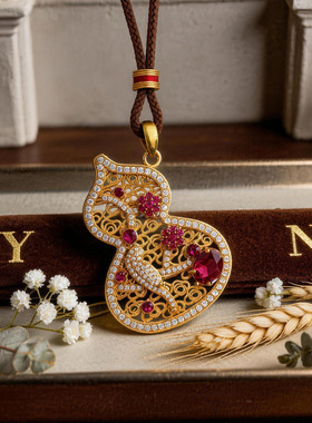 轻奢爆闪红刚玉花窗福禄吊坠 沙金镂空彩钻花朵喜鹊登梅葫芦项链