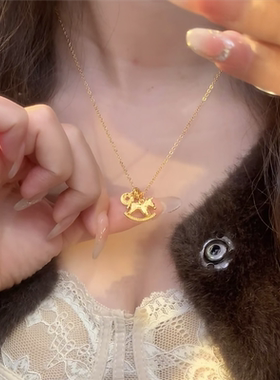爆闪CNC鱼鳞碎碎冰摇摇马项链女999黄金色马上来财小福马锁骨颈链