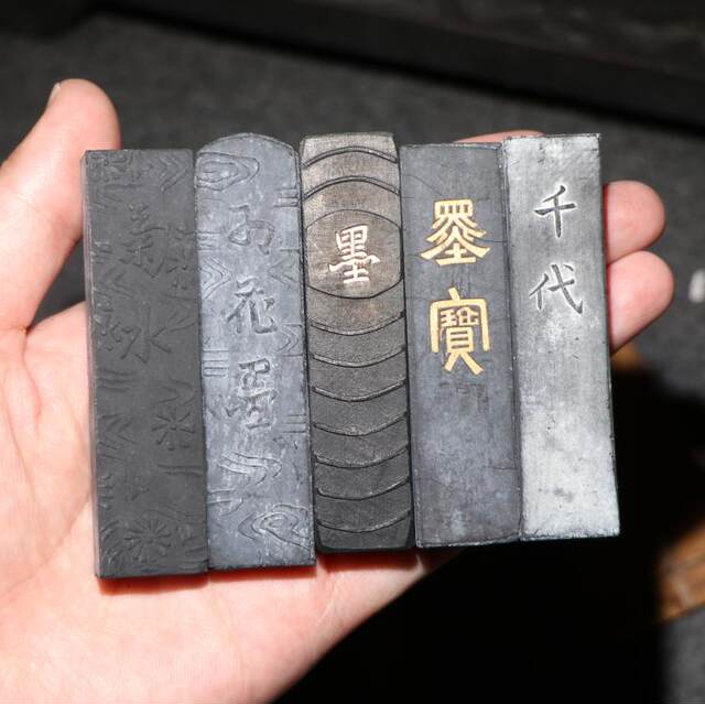 Authentic Hui ink block ink ingot 8090s old ink Chen ink export antique calligraphy and painting pine smoke oil smoke writing old ink strip