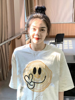 Korean chic ແບບງ່າຍດາຍ t-shirt ຝ້າຍບໍລິສຸດຂອງແມ່ຍິງ plus size ຫຼຸດຜ່ອນອາຍຸສີຂາວ ins trend niche ຮູບແບບຕ່າງປະເທດຍິ້ມໃບຫນ້າແຂນສັ້ນເທິງ