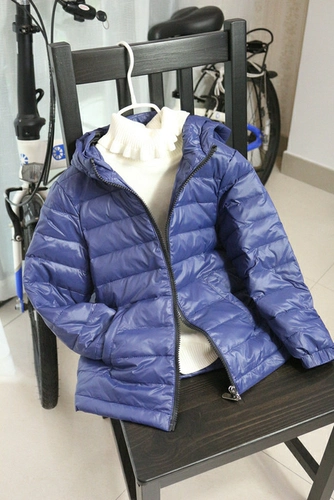 Осенняя одежда выбрала мальчиков и девочек простота