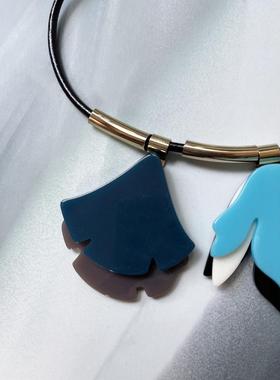 秒杀价39~新款M亚克力枫叶型撞色项链细皮绳时装项链 毛衣链