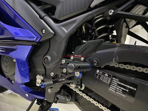 MOTOTRON适用YAMAHA YZF R3 MT03 改装升高后移脚踏总成 多孔可调 - 图0