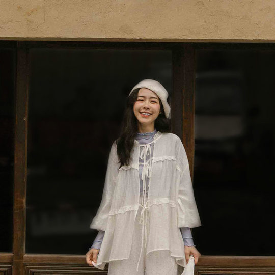 QUEENSHOP 2025秋冬新品女装饱和色系木耳边透肤长袖上衣01099100