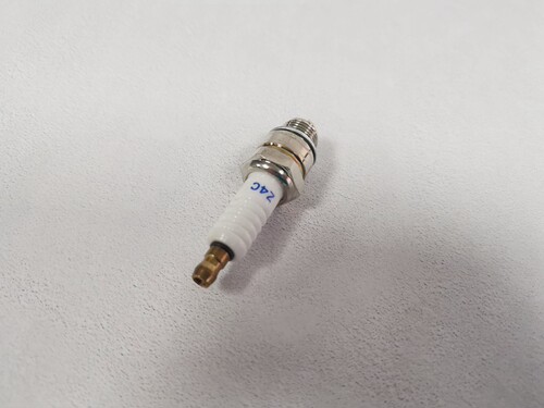 适用雷电Z4C火花塞 XF250 喷雾器 迷雾机 2冲程 4114 火花塞 火嘴 - 图1