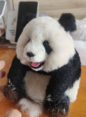 [新品促销中，直接拍]熊猫飞云羊毛毡成品摆件 送礼盒潮摆件
