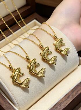 18k 金锦鲤吊坠国潮招百财鱼挂饰轻奢锁骨链水贝珠宝工厂