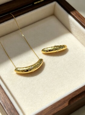 18K 金月牙弯管吊坠 Au750 镶钻C弯管项链挂坠水贝珠宝工厂批发