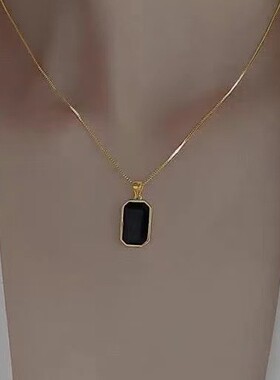 通体金无事牌吊坠 au750彩金白贝玛瑙小方牌锁骨挂坠配饰黄金