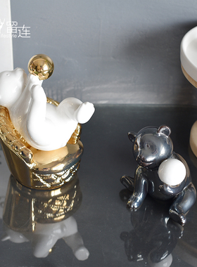 熊熊玩球坐沙发陶瓷摆件