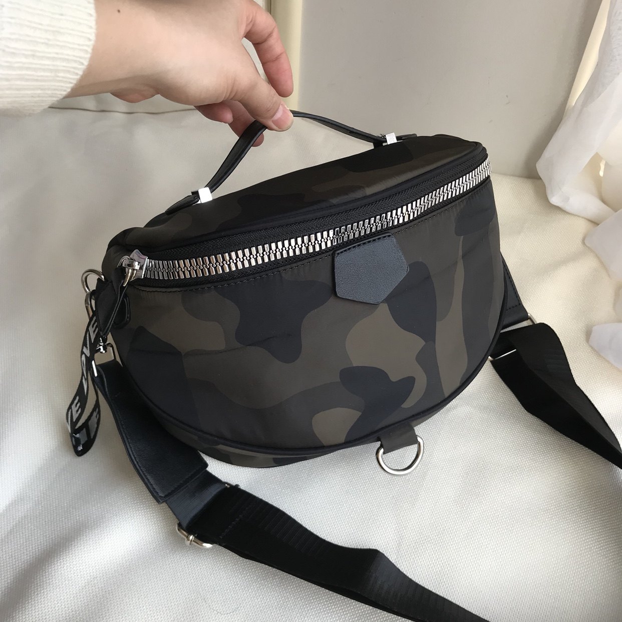 超火马鞍包新款尼龙牛津布复古胸包女港风迷彩休闲外贸单肩斜挎包,淘宝优惠券,粉丝福利购,淘宝优惠卷