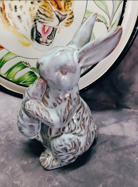 中古陶瓷兔子吃萝卜装饰摆件孤品