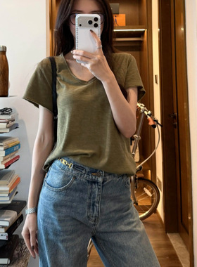 橄榄绿V领卷边短袖T恤女夏季韩系宽松慵懒小众高级感显白休闲上衣