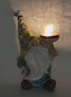 精灵小矮人举灯摆件树脂工艺品侏儒太阳能裂纹水晶玻璃球灯装饰品
