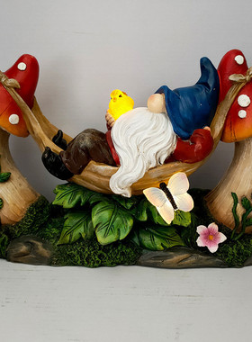 精灵小矮人睡在蘑菇亮灯树脂工艺品摆件太阳能床上花园装饰品