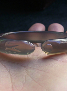 天然巴西玛瑙手镯/秀细加厚款/巧雕玉兔/原色无忧化/灰冰玉髓2284