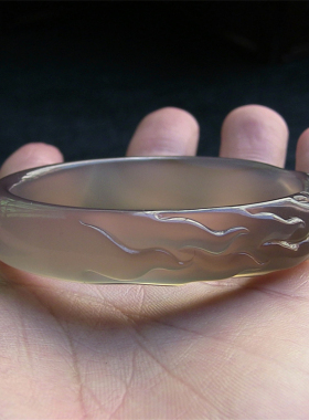 天然巴西玛瑙手镯/加厚不加宽/巧雕九尾狐狸/原色无忧化玉髓1940