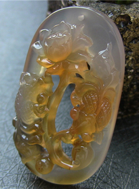 巴西玛瑙年年有余镂空雕刻吊坠