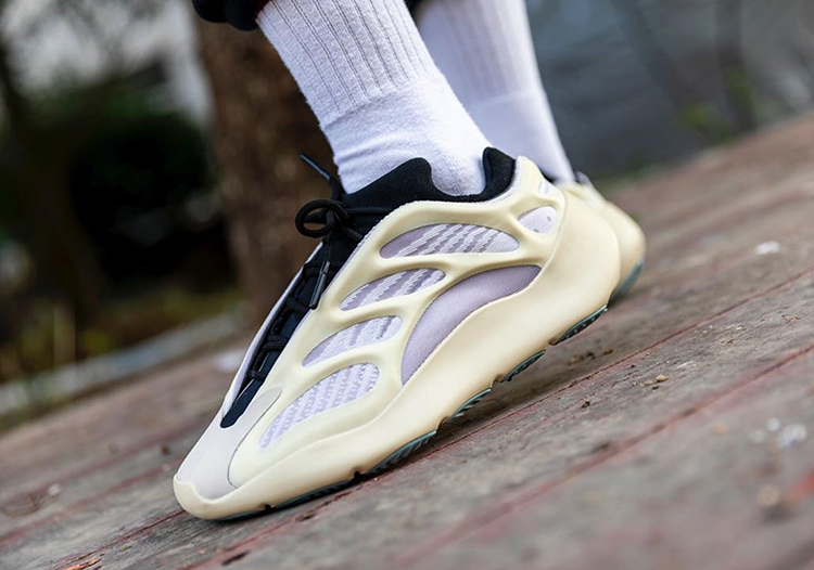 牛哄哄 Adidas Yeezy 700 V3 Azael 椰子异形夜光初代跑鞋 FW4980 - 图1