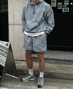 ຕົວແທນຈັດຊື້ Dongdaemun ຂອງເກົາຫຼີໃຕ້ ສຳ ລັບລະດູໃບໄມ້ປົ່ງແລະລະດູຮ້ອນກິລາ nylon ຂອງຜູ້ຊາຍແລະຜູ້ຍິງແລະພັກຜ່ອນເຄິ່ງ zip pullover sweatshirt ສັ້ນ suits