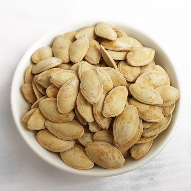 Pumpkin seeds baked with salt and fog, specialty nuts, roasted seeds and nuts, small packets weighing 2Jin Jin equal to 0.5kg, new snacks at special price