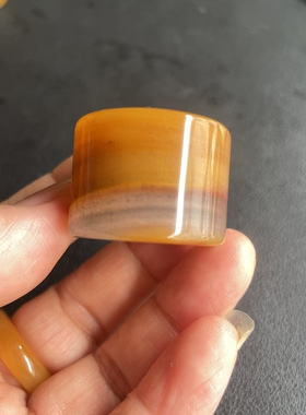 云南龙陵天然黄龙玉鸡油黄老料戒指扳指19*21*5mm材质油润细腻