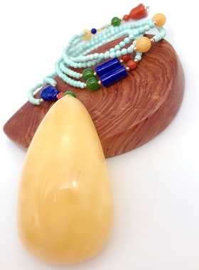 天然满蜜鸡油黄蜜蜡大水滴吊坠原矿绿松配链南红青金玉石配珠