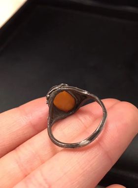 特欧洲回流古董老蜜蜡戒指纯银托镶嵌满蜜鸡油黄椭圆蛋面复古工艺