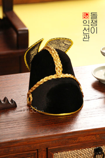 One year old boy's ancient king's hat