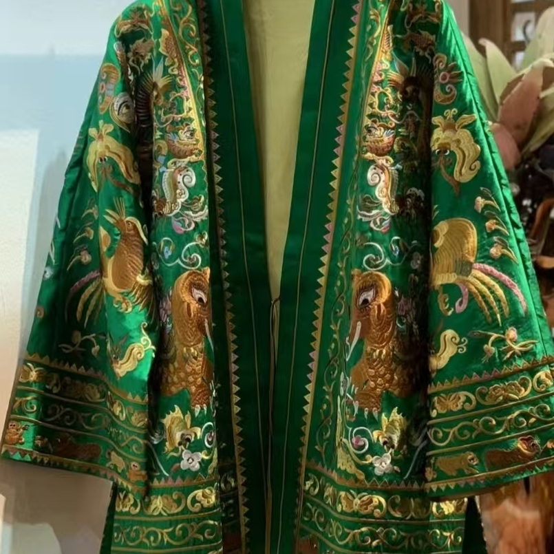 2025秋季新款新中式国风手工刺绣瑞兽V领盘扣短袖香云纱大外套 - 图0