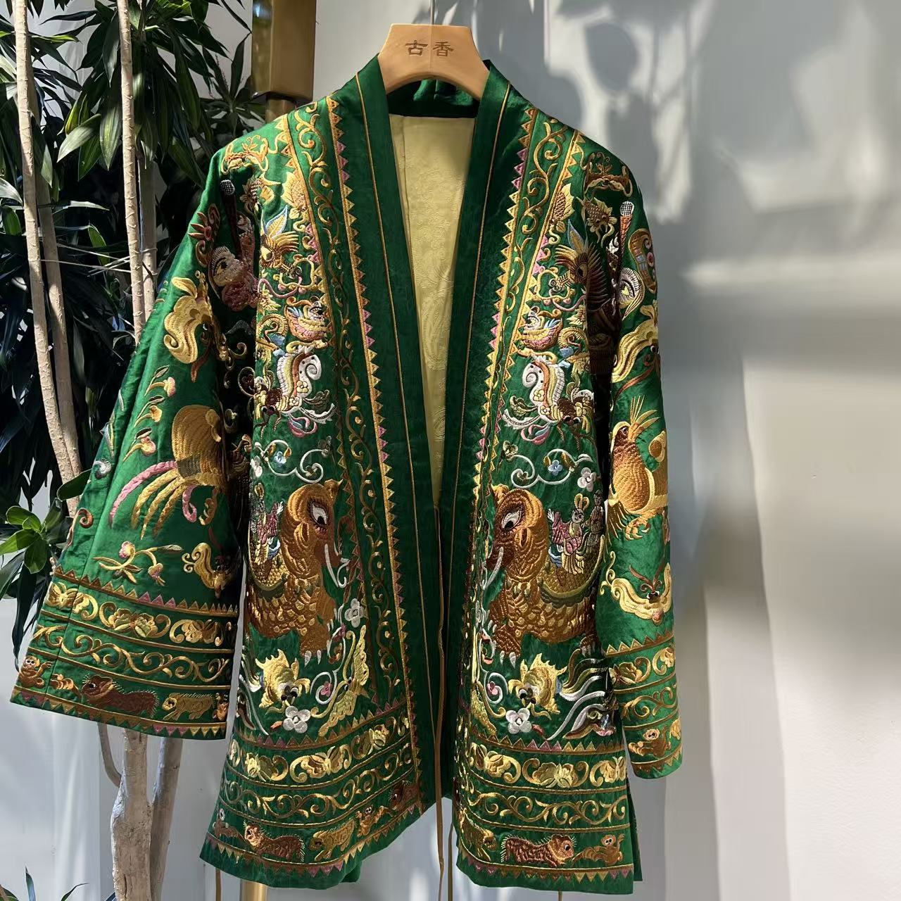 2025秋季新款新中式国风手工刺绣瑞兽V领盘扣短袖香云纱大外套 - 图2