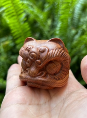 天然陈化老料崖柏木雕刻醒狮呆萌吉狮手把件可爱狮子桌面文玩摆件